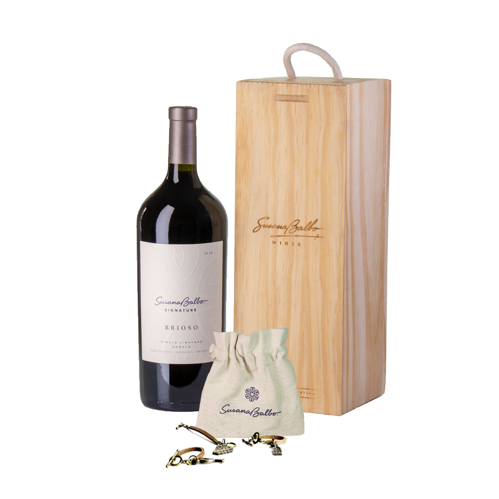 Kit Susana Balbo Signature Brioso 2018 Magnum con Identificadores de Copas